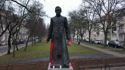 Pomnik księdza Henryka Jankowskiego został już raz oblany czerwona farbą