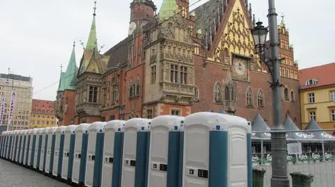 Rynek pełen przenośnych toalet