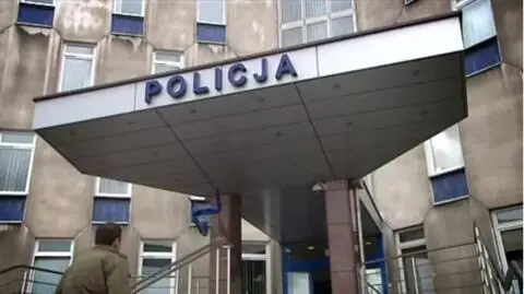 Zmarły pod schodami komendy miał we krwi 4 promile, leżał tam kilka dni