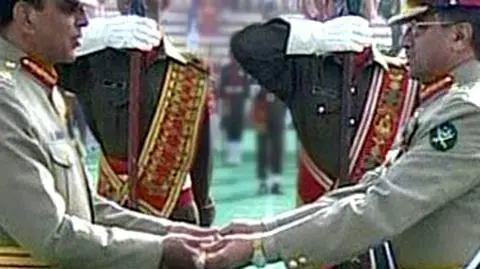 Musharraf oddał dowództwo
