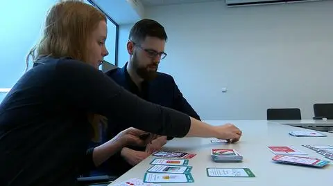 "You&#039;ll be a pro-vaxxer and I&#039;ll be an anti-vaxxer". A humorous card game that helps to understand te dangers of anti-vaccination movement
