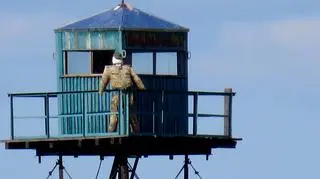 Strażnik na granicy rosyjsko-chińskiej bacznie obserwuje sytuację