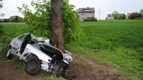 Wypadek w Kolonii Seroczyn. 25-latka uderzyła w drzewo