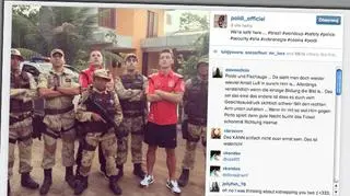 Poldi i Oezil pozują z policjantami