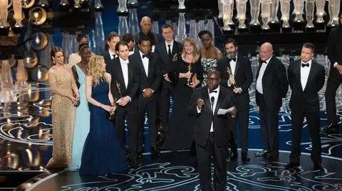 Reżyser Steve McQueen i ekipa "Zniewolonego" odbierają Oscara dla najlepszego filmu