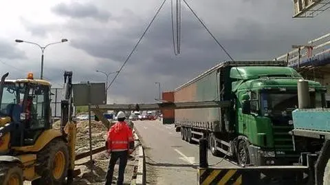 Tir skosił barierkę. Al. Jerozolimskie zablokowane