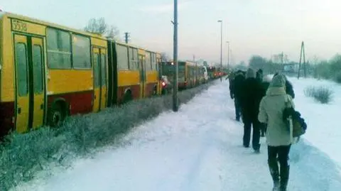 Megakorek w Warszawie. Ludzie idą pieszo