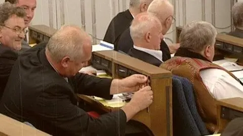 Ze śrubokrętem i aparatem. Senatorowie skończyli pracę