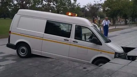 Samochód wodociągów wjechał na fontannę. Zapadł się pod ziemię