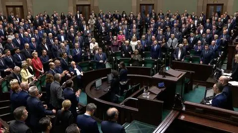 Janusz Korwin-Mikke nie wstał i nie bił braw po odczytaniu treści uchwały przez marszałek Elżbietę Witek