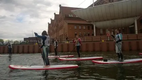 Surferzy w centrum Gdańska. Na Supach po Motławie