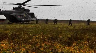 Żołnierze ćwiczą desant ze śmigłowców Mi-8