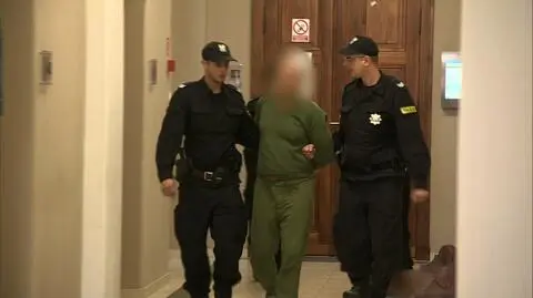 Doprowadzenie mężczyzny do sądu