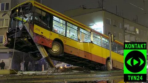 Autobus zawisł na słupie