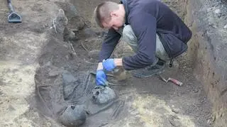 Prace przy mogile w Lipinach na Dolnym Śląsku