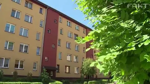 Dziewczynka wypadła z okna na czwartym piętrze bloku (wideo archiwalne)