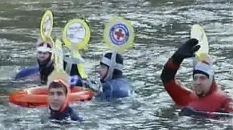 Karnawałowa parada… w zimnych falach Dunaju