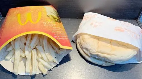 10-letni cheeseburger z McDonald's na Islandii [Zdjęcia]