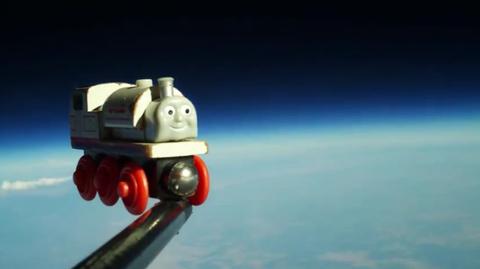 Kandydat na tatę roku? Posłał ulubioną zabawkę syna w "Kosmos" i z powrotem