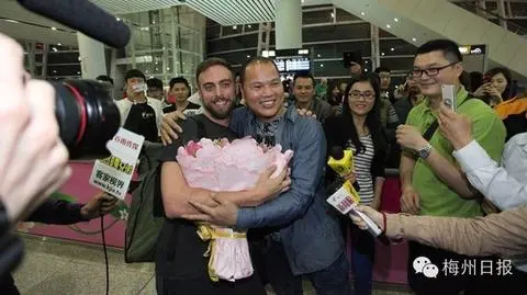 Kradzież początkiem znajomości celebryckiej Amerykanina i Chińczyka