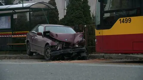 Łódź. BMW wjechało w przystanek i zderzyło się czołowo z autobusem