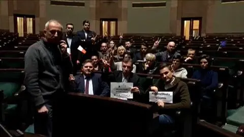 Posłowie opozycji okupują salę plenarną 