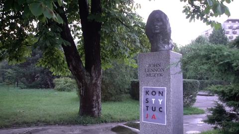 Plakaty z hasłem "Konstytucja" na rzeźbach w Alei Sław w Kielcach