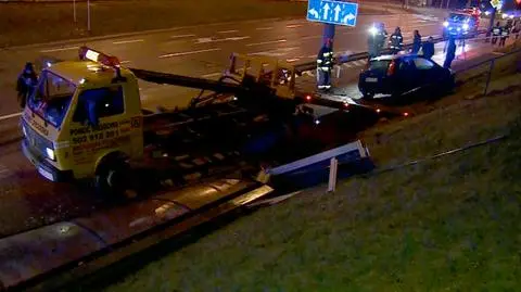 Ford staranował przystanek. 
Dwie osoby ranne