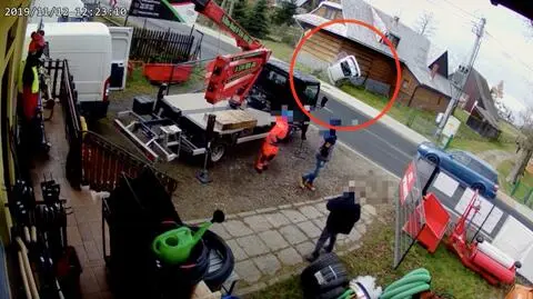 Podczerwone. Samochód wpadł w poślizg, potem dachował na posesji