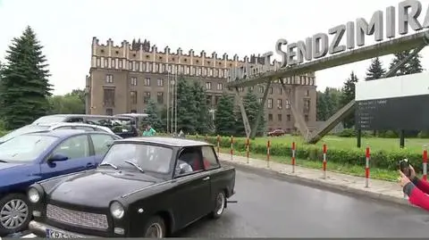 Kuźniar w trabancie zwiedza Nową Hutę