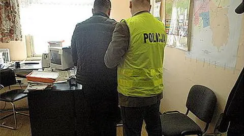 Staranowany radiowóz i porzucone BMW. Zatrzymali podejrzanego