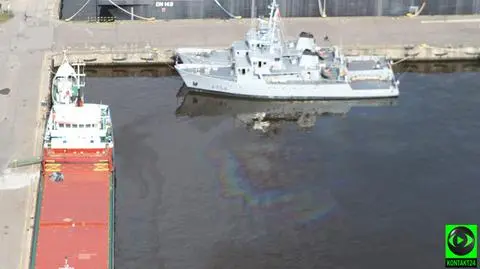 Wyciek paliwa w gdyńskim porcie. 
Delfin usunął zanieczyszczenia
