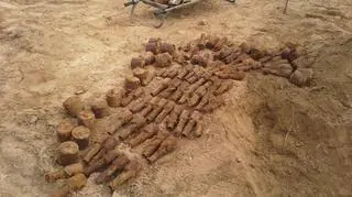 59 granatów przeciwpiechotnych, 44 świece dymne oraz 71 zapalników na budowie zapalnikówe