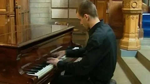 Odstawi miotłę, wróci do pianina