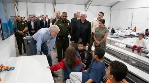 Wiceprezydent Mike Pence odwiedził ośrodek przejściowy dla migrantów w McAllen w Teksasie