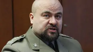 09.01| Prokurator Przybył kończy konferencję: - Dziękuję bardzo, skończyłem. Teraz proszę o pięć minut przerwy - mówi do dziennikarzy. Chwilę później prosi wszystkich o opuszczenie pomieszczenia, zapewnia, że mogą zostawić wszystkie rzeczy. Dziennikarze powoli wychodzą, prokurator wydaje się ich pospieszać. Zamyka drzwi. Podchodzi do biurka. Po chwili słychać dźwięk przeładowywanej broni. Pada strzał.