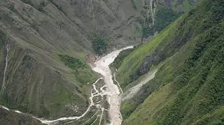 02.02 | Siedem tysięcy zrujnowanych domów, 20 tys. hektarów upraw pod wodą i straty szacowane na ćwierć miliarda dolarów - to skutki powodzi nękającej Peru. (APTN)