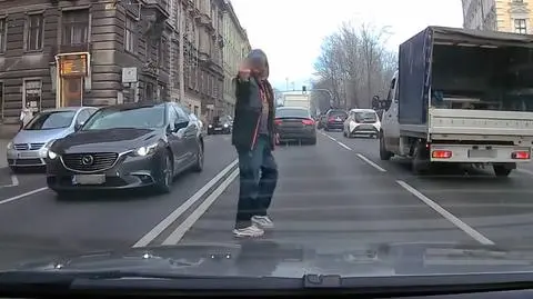 Bielsko-Biała. Pieszy przechodzi przez dwupasmówkę w miejscu niedozwolonym