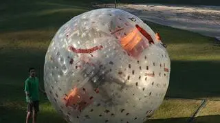 Zorbing, czyli zabawa polegająca na staczaniu się w dmuchanej wielkiej kuli 