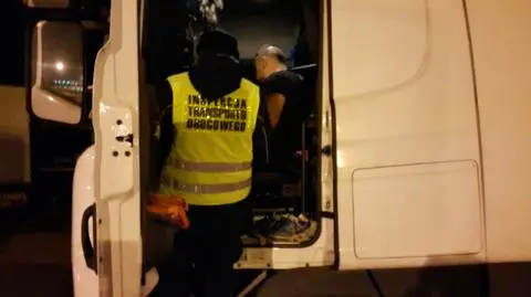 Dolny Śląsk: 6 osób w kabinie ciężarówki. Mandat i utrata prawa jazdy