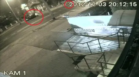 Potrącona na pasach, sprawczyni wypadku przy aucie. Drugie nagranie z monitoringu
