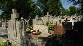 Mężczyzna podpalił się na cmentarzu