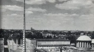 Iglica stanęła przed Halą Ludową w 1948 r.