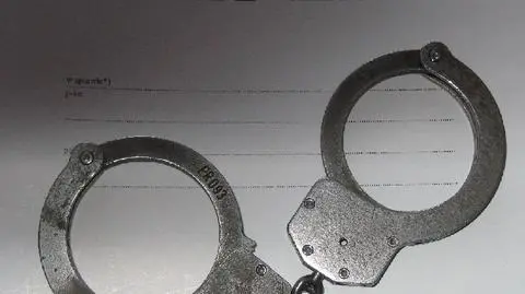 Mężczyzna pobił policjantów i chce zapłacić 7 tysięcy