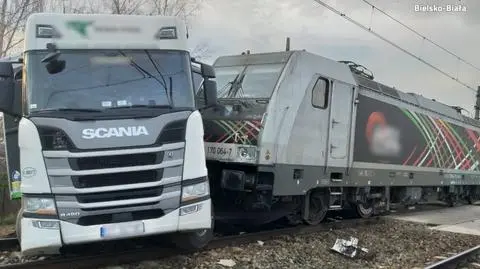 Lokomotywa uderzyła na przejeździe w ciężarówkę