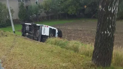 Żory. Autobus z młodymi piłkarzami stoczył się ze skarpy