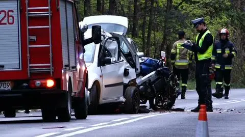 Nie żyje motocyklista, jego syn ranny w zderzeniu z samochodem
