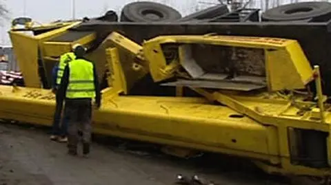 Dźwig runął na budynek poczty