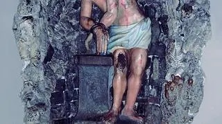 XVII-wieczna kamienna figura Chrystusa umieszczona w sztucznej grocie