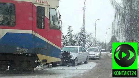 Samochód wjechał pod pociąg